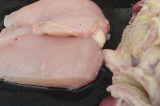 Češi ho jedí víc než cokoli jiného. Teď studie ukázala, že právě tohle maso zvyšuje riziko nejzákeřnější nemoci. Jíte ho také?